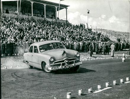 Karel Ton, W.van de Woude i Chr.van de Krol – Ford Custom sedan.
